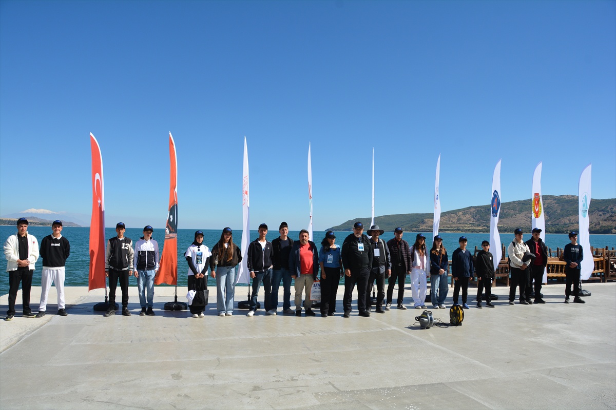 Bitlis Tatvan'da 18 öğrenci Van Gölü'nde su altı robotuyla mikrobiyolitleri inceledi