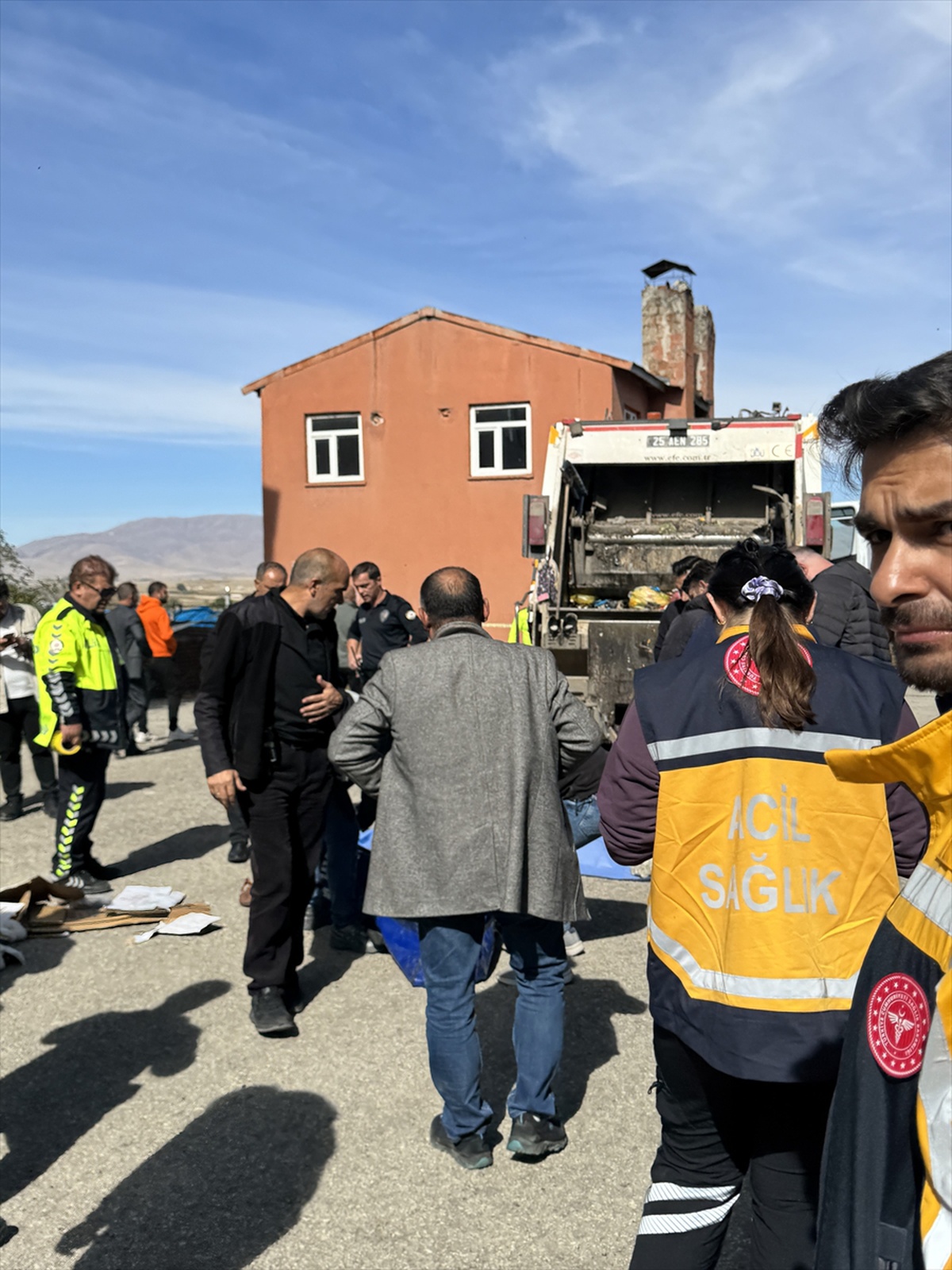 Erzurum Aziziye'de çöp kamyonunun altında kalan kadın öldü, sürücü gözaltına alındı