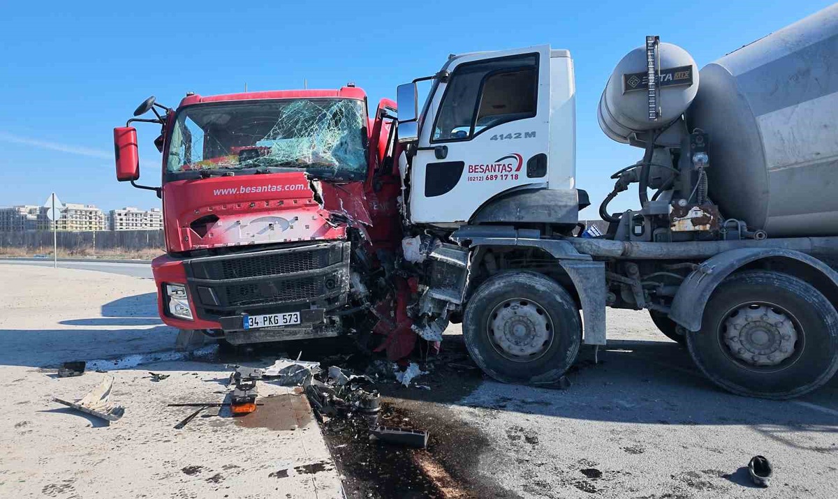 Avcılar'da beton mikserleri çarpıştı, yaralanan iki sürücü hastaneye kaldırıldı