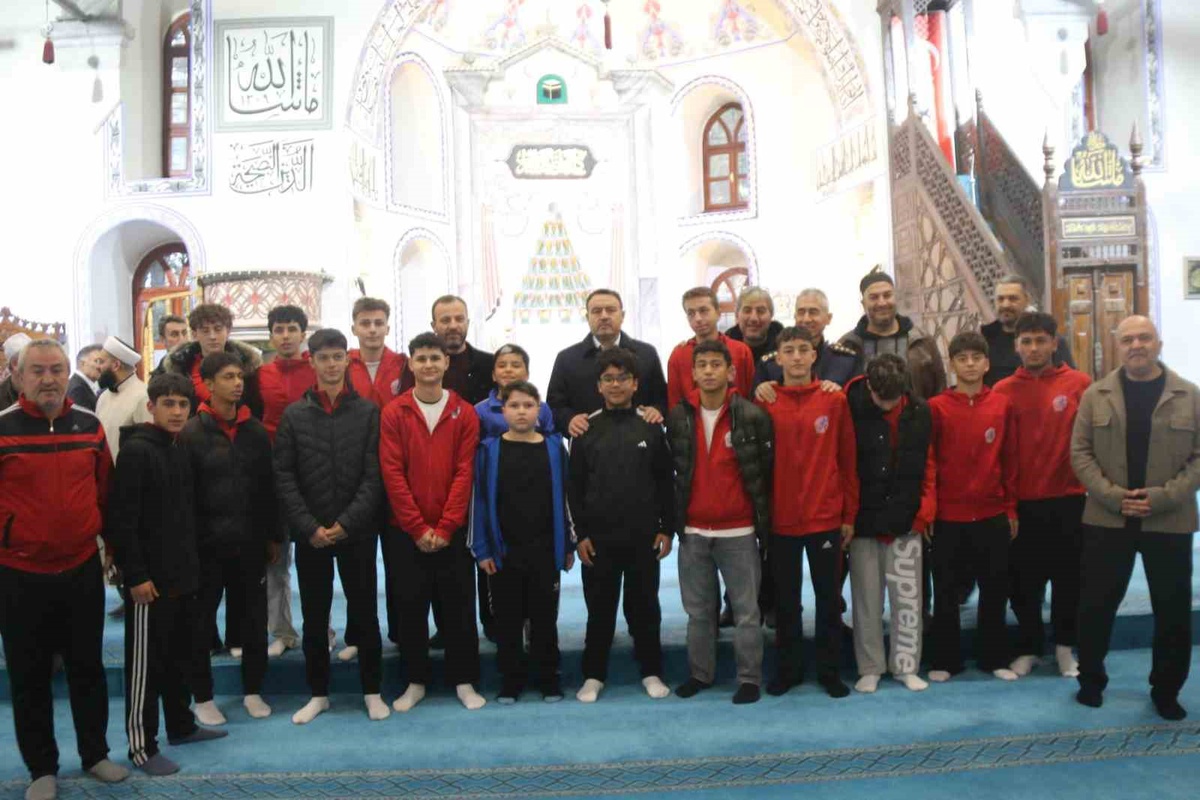 Kütahya'da okulların katıldığı sabah namazı etkinliği Ulu Camii'de yapıldı
