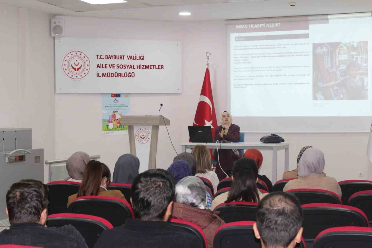 Bayburt'ta sosyal hizmet personeline insan ticaretiyle mücadele eğitimi verildi