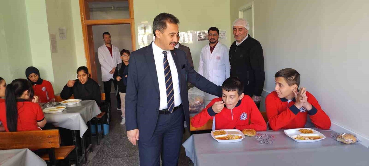 [BELEDIYE · Afyonkarahisar] Afyonkarahisar Bolvadin'de taşımalı öğrenciler, Müdür Keleş'le yemekte buluştu