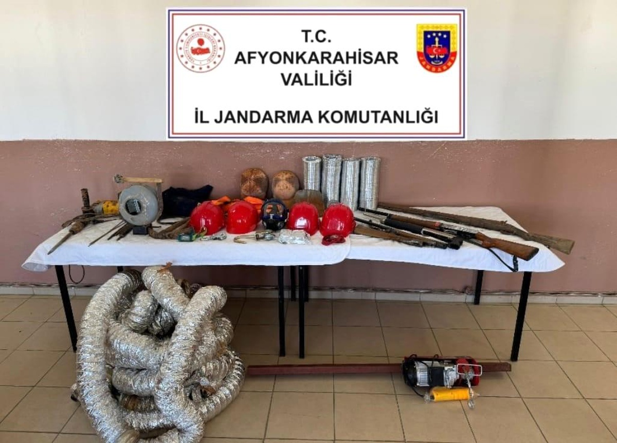 [BELEDIYE · Afyonkarahisar · Başmakçı] Afyonkarahisar'da Kardeşler Define Aramak İçin Evlerini Şantiyeye Çevirdi