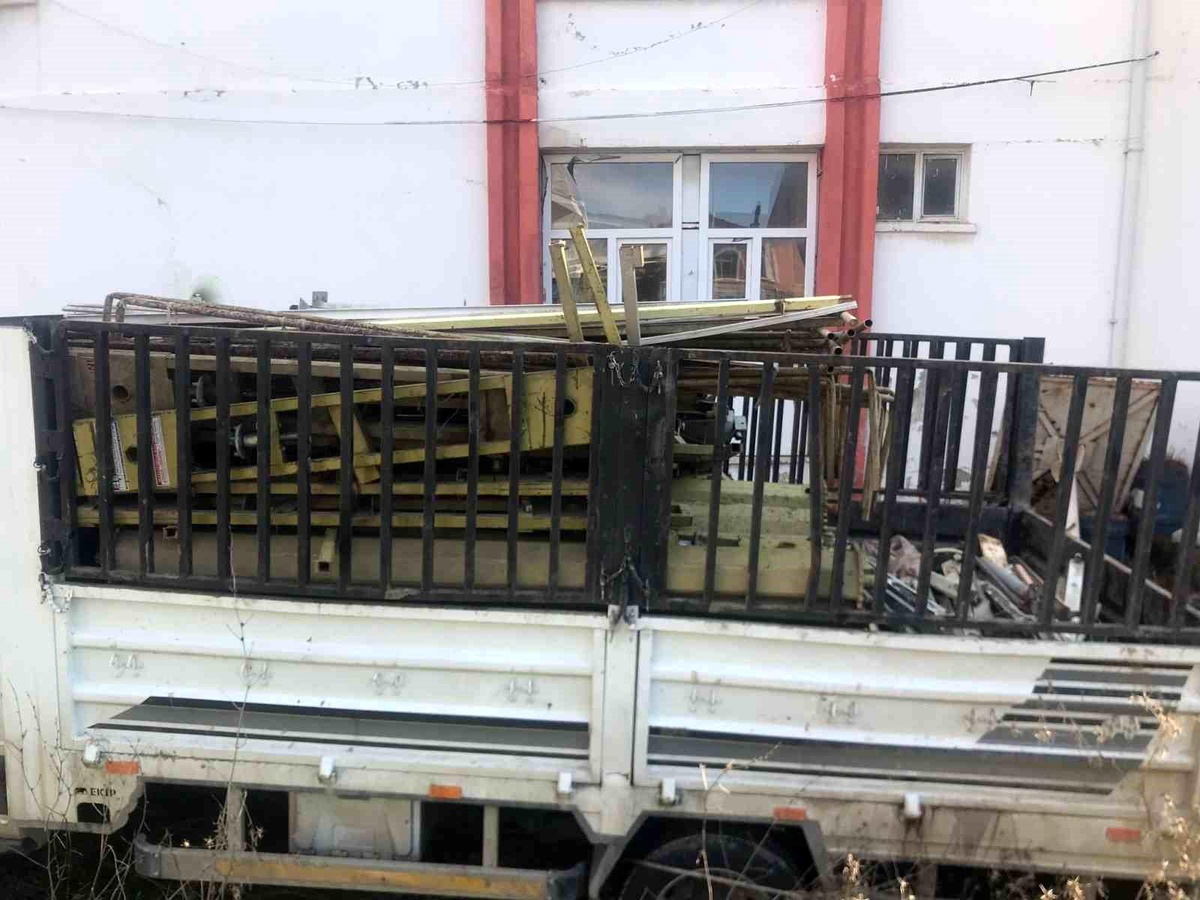 [BELEDIYE · Afyonkarahisar · Başmakçı] Afyonkarahisar'da eski meslek yüksekokulu binasındaki hurda malzemelerin satışıyla ilgili inceleme başlatıldı