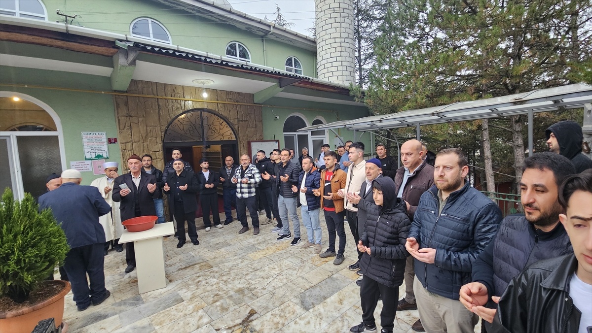 [BELEDIYE · Afyonkarahisar · Bayat] Çorum'da cami bahçesinde toplu bayramlaşma geleneği yaşatıldı