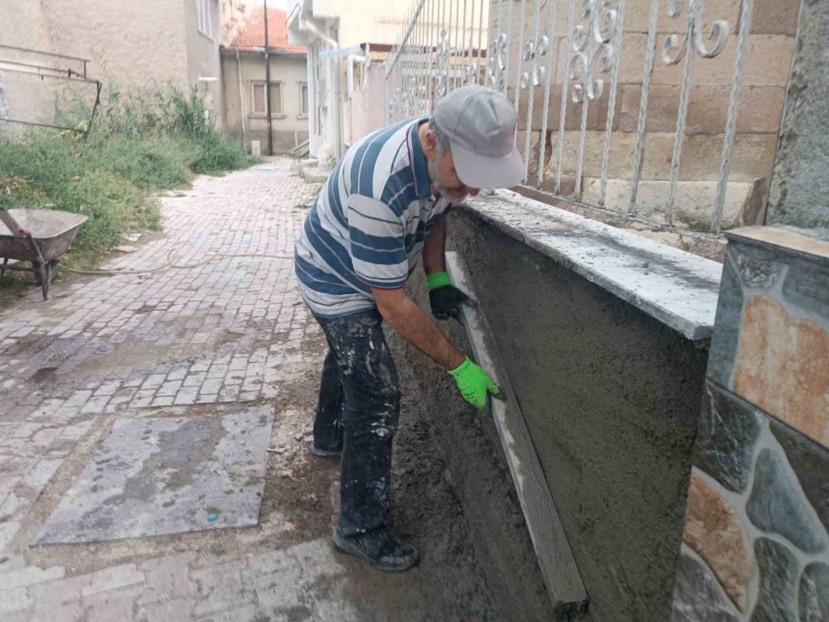 [BELEDIYE · Afyonkarahisar · Bolvadin] Afyonkarahisar Bolvadin'de cami imamı, Hacı Mahmut Camii'nin tadilatını kendi yaptı