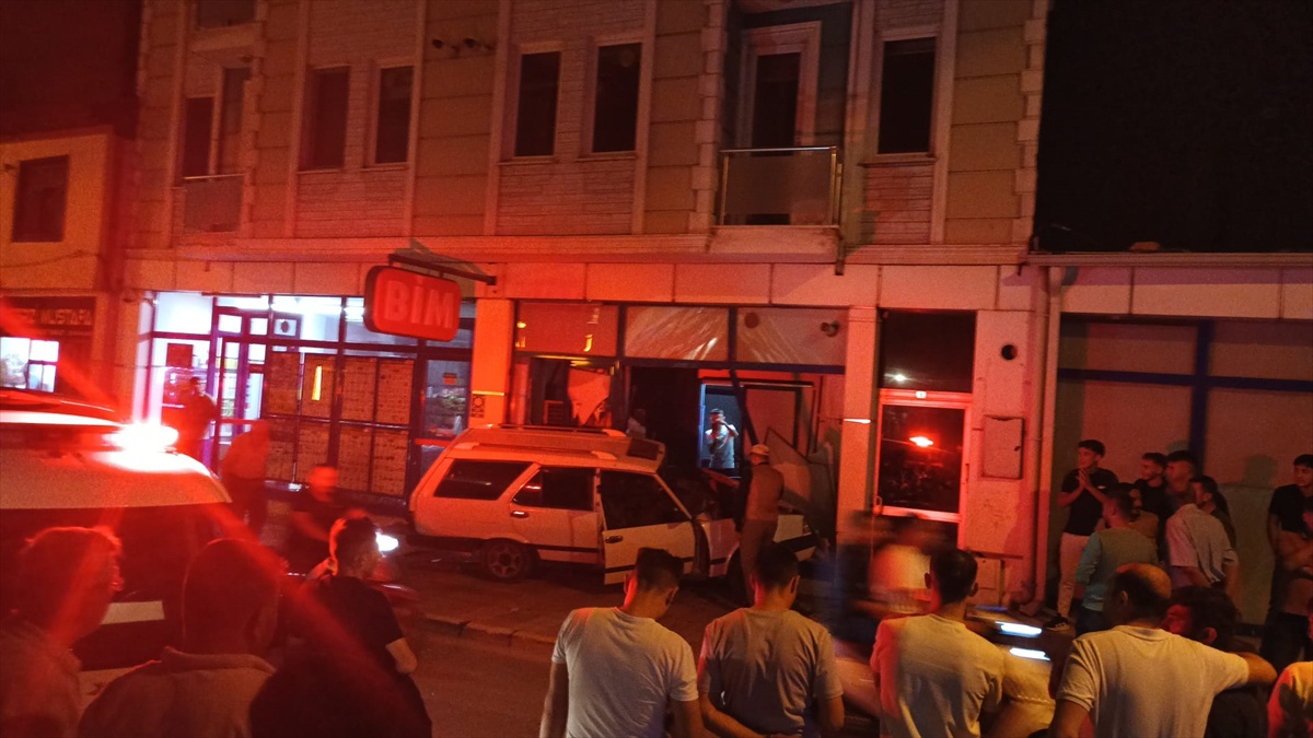 [BELEDIYE · Afyonkarahisar · Bolvadin] Bolvadin'de Alkollü Sürücü Marketin Camına Çarptı