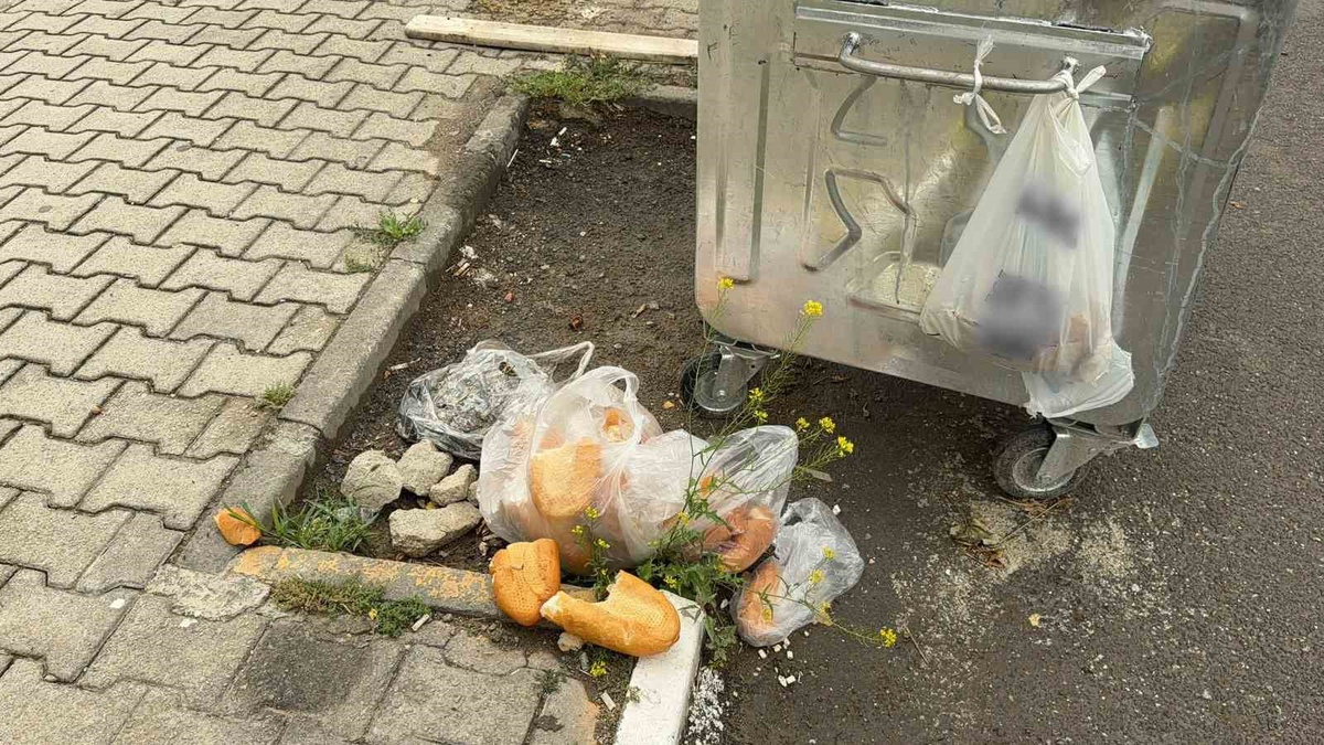 [BELEDIYE · Afyonkarahisar · Bolvadin] Boş Konteynerlere Rağmen Çöp ve Ekmek İsrafı Tepki Çekti