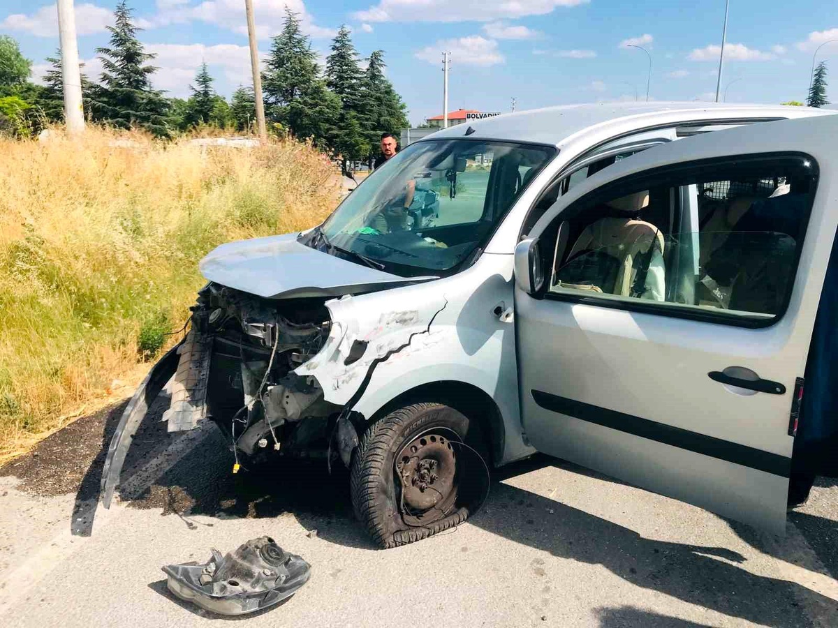 [BELEDIYE · Afyonkarahisar · Bolvadin] İki otomobilin çarpıştığı kazada 4 kişi yaralandı
