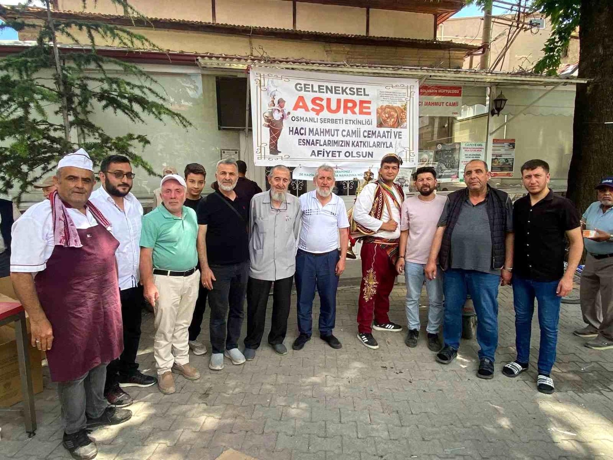[BELEDIYE · Afyonkarahisar · Bolvadin] Cemaat ve esnaflar imece usulü ile hazırladığı 2 bin kap aşureyi dağıttı