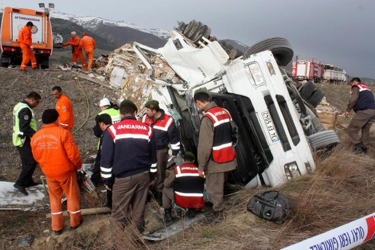 [BELEDIYE · Afyonkarahisar · Çay] Tır Şarampole Yuvarlandı: 1 Ölü, 1 Yaralı