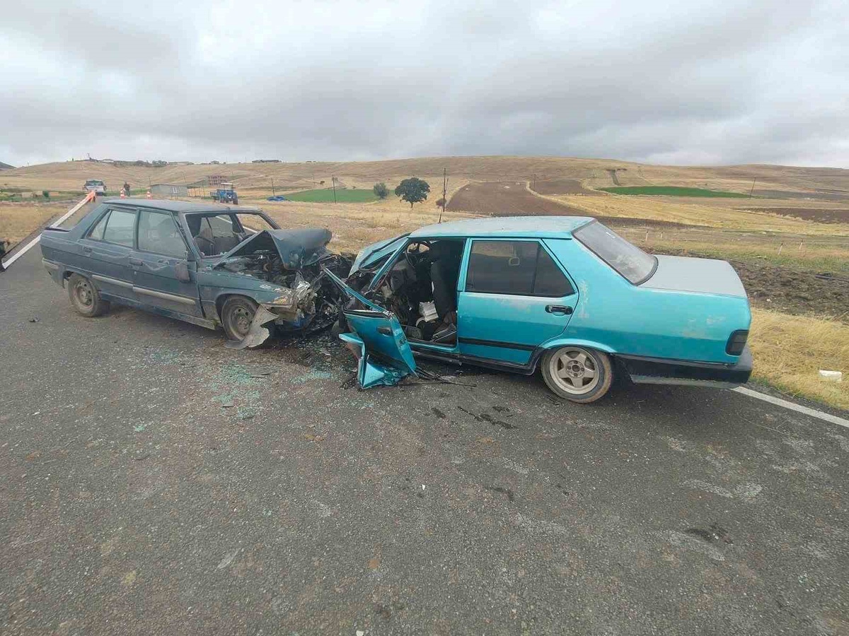 [BELEDIYE · Afyonkarahisar · Çobanlar] Afyonkarahisar Çobanlar'da kafa kafaya çarpışan otomobillerde 5 kişi hafif yaralandı