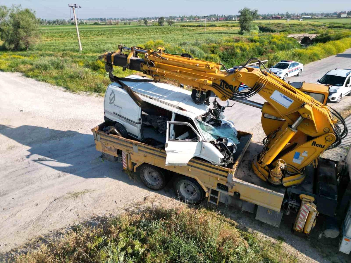 [BELEDIYE · Afyonkarahisar · Çobanlar] Yolcu treni hemzemin geçitte sıkışan kamyoneti yaklaşık 200 metre sürükledi