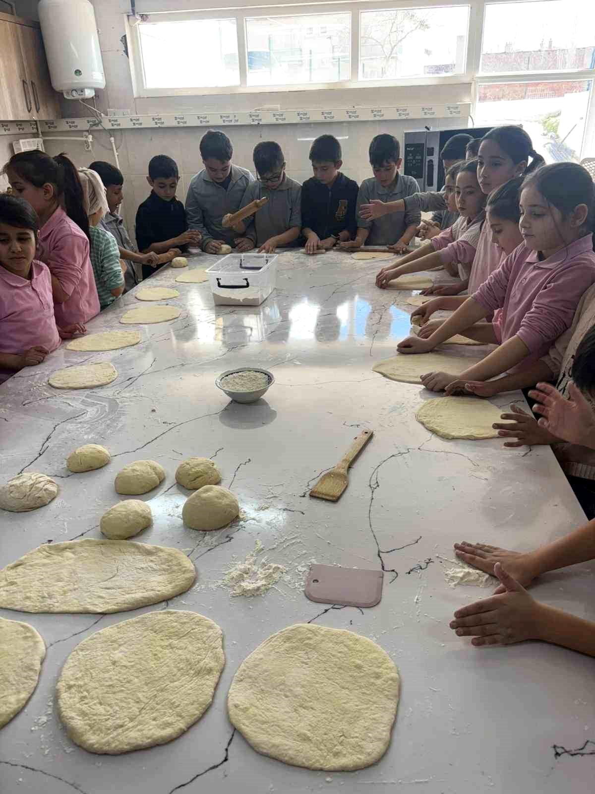 [BELEDIYE · Afyonkarahisar · Çobanlar] Miniklerin pişirdikleri sıcacık pideler kalpleri de ısıttı