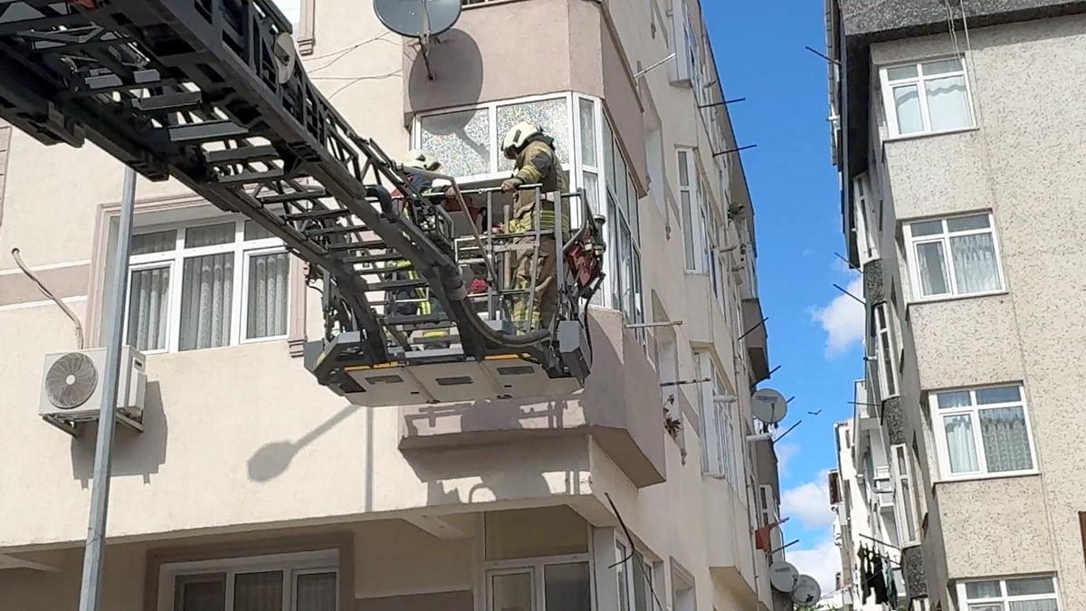 Avcılar'da kombi yangınını söndüren itfaiye, içeride kalan anahtarı teslim etti