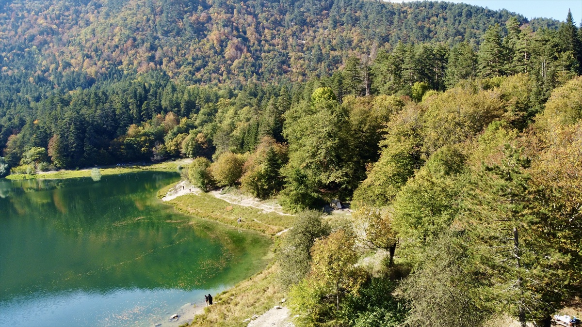Bolu Mudurnu'daki Sülüklü Göl Tabiat Parkı güz renkleriyle ziyaretçilerini ağırlıyor
