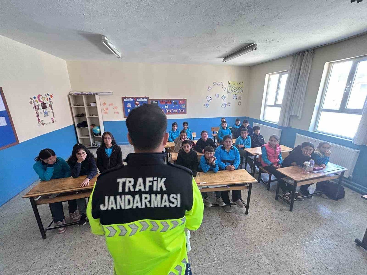 [YEREL / KAMU · Afyonkarahisar · Bayat] Afyonkarahisar İl Jandarma Komutanlığı, 503 öğrenciye trafik eğitimi verdi.
