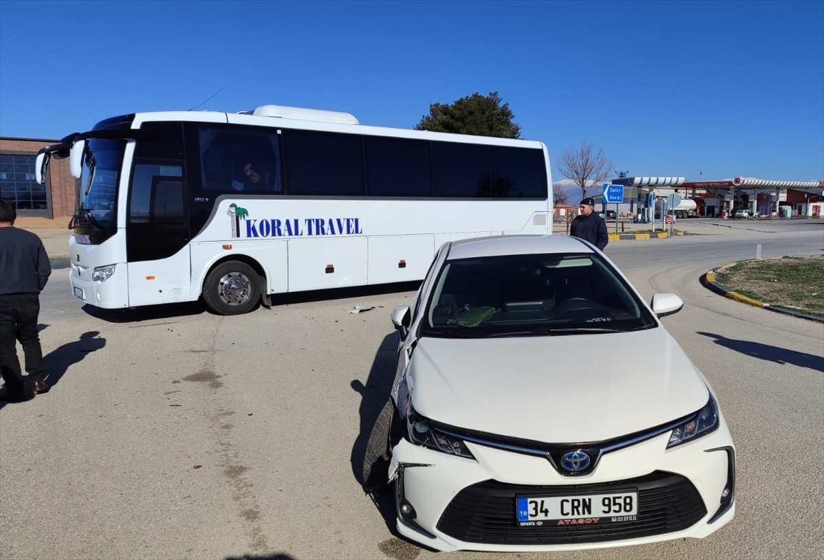 [YEREL / KAMU · Afyonkarahisar · Dazkırı] Afyonkarahisar'da Otomobil ile Tur Otobüsü Çarpıştı: 4 Yaralı