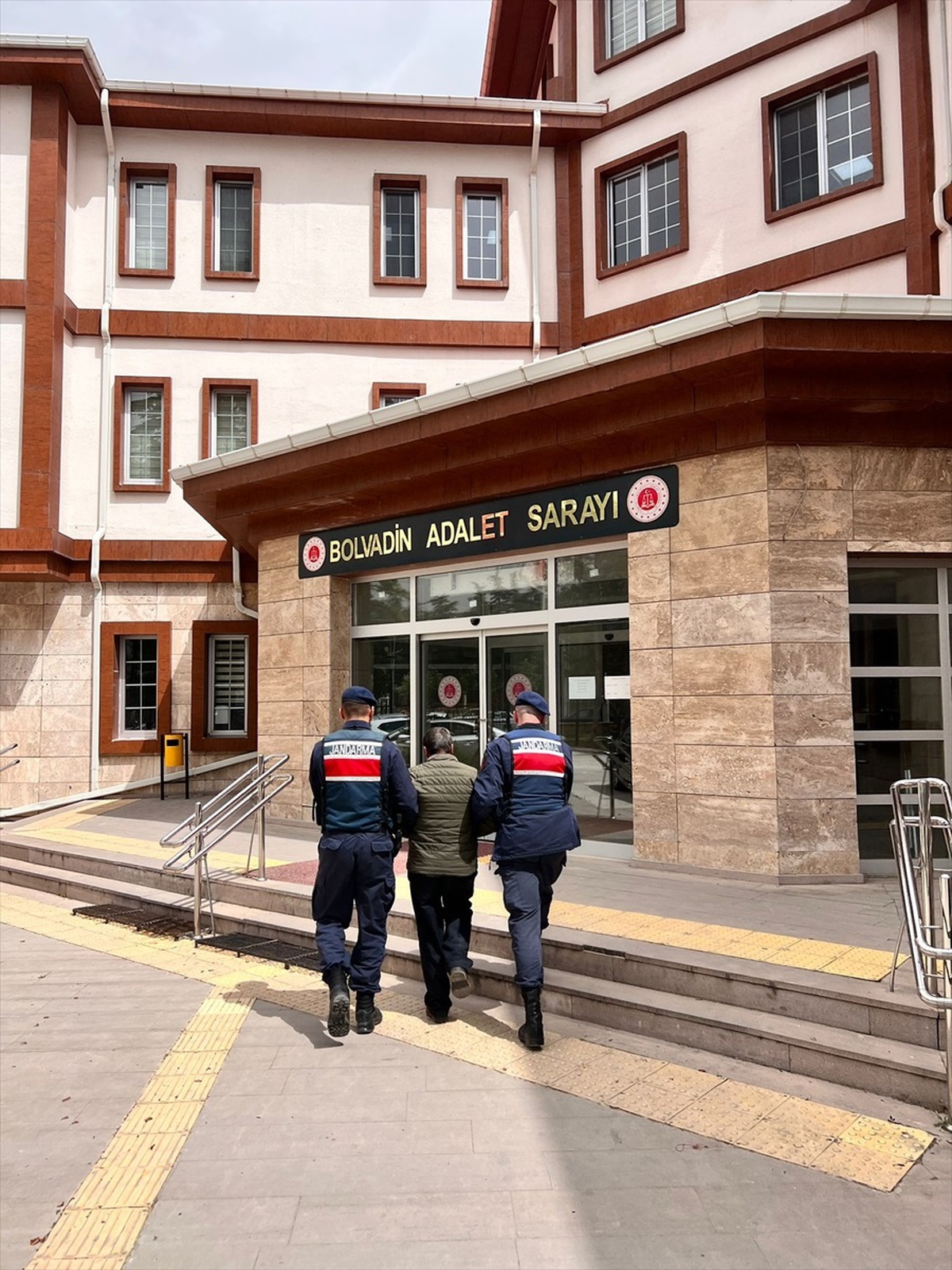 [YEREL / KAMU · Afyonkarahisar · Dazkırı] Afyonkarahisar'da kesinleşmiş hapis cezası bulunan 2 hükümlü yakalandı