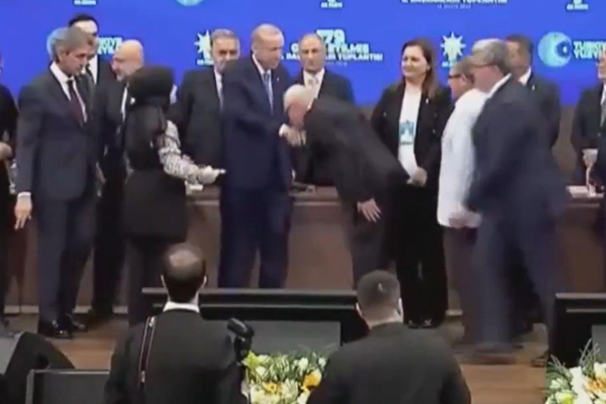 [YEREL / KAMU · Afyonkarahisar · Dinar] Rozeti taktı, Cumhurbaşkanı Erdoğan'ın elini öptü