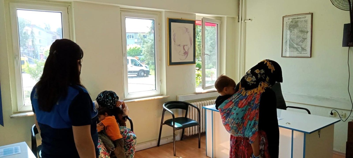 [YEREL / KAMU · Afyonkarahisar · Dinar] Son dakika haberi | Kucaklarında çocukları ile dilenirken yakalandılar