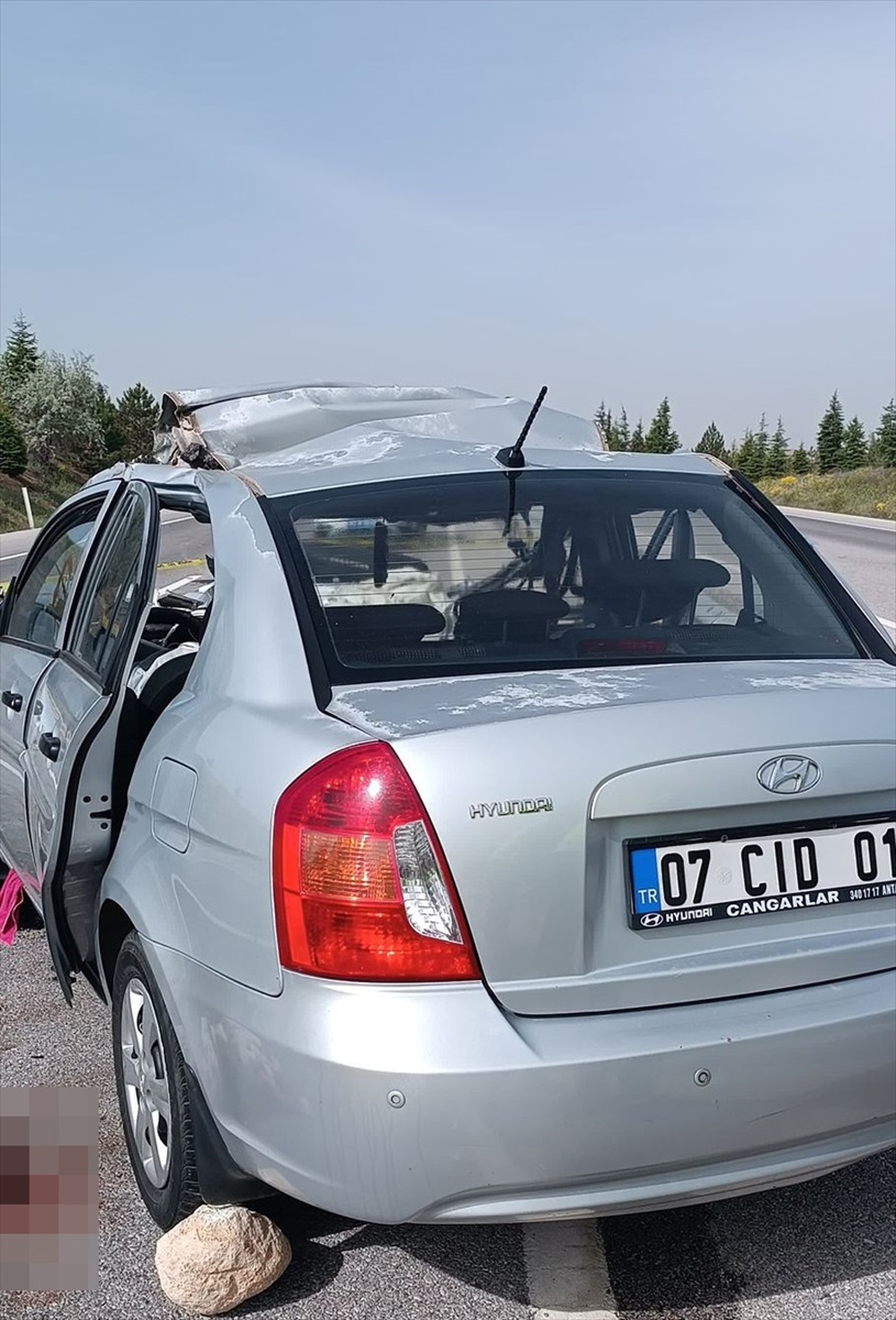 [YEREL / KAMU · Afyonkarahisar · Emirdağ] Afyonkarahisar'da Otomobil Tır Dorsesine Çarptı: 1 Ölü, 4 Yaralı