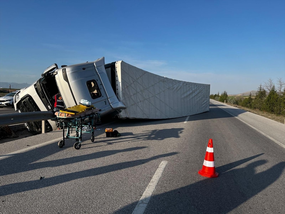 [YEREL / KAMU · Afyonkarahisar · Emirdağ] Afyonkarahisar'da Tır Devrildi: 2 Yaralı