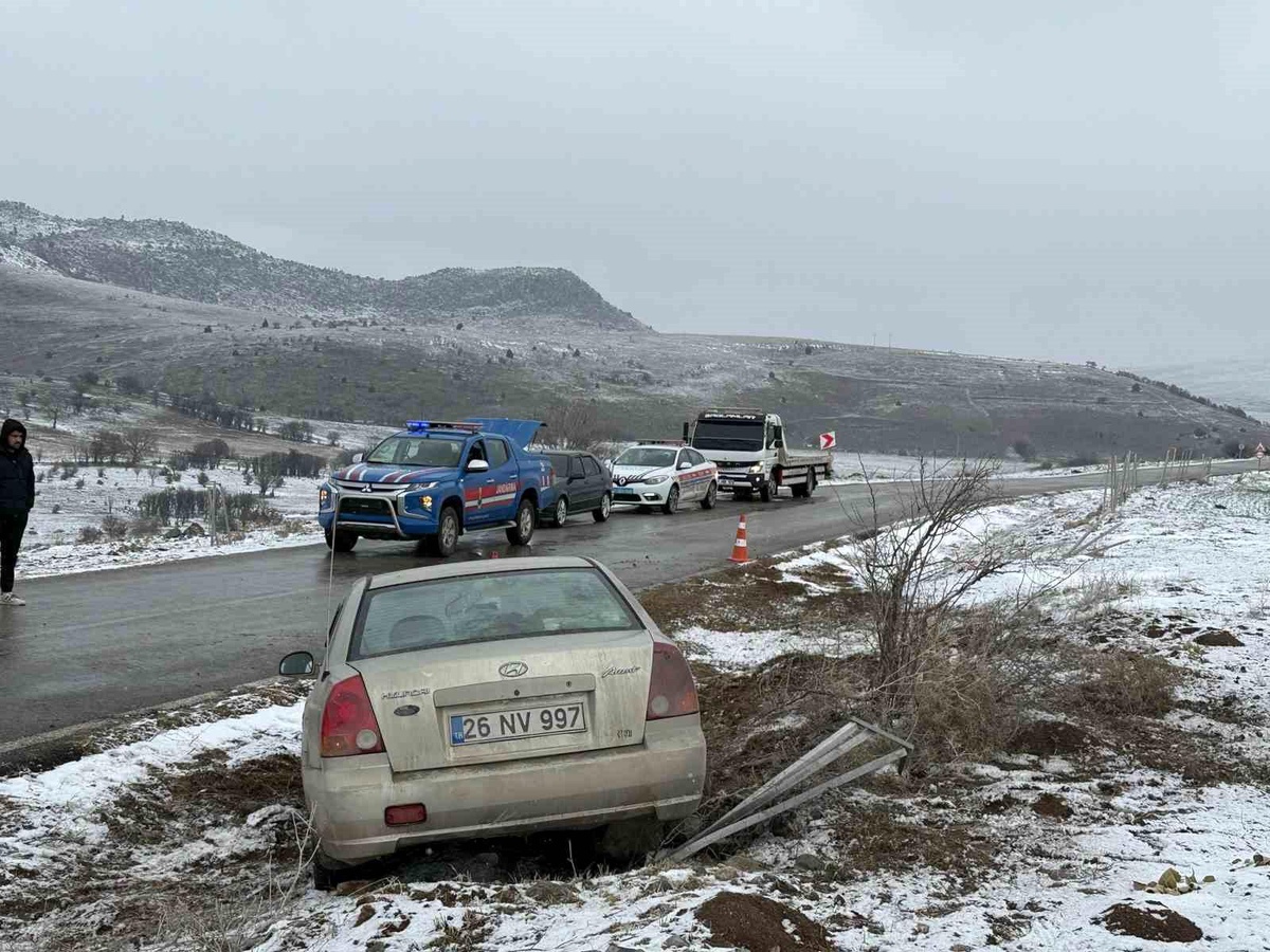 [YEREL / KAMU · Afyonkarahisar · Emirdağ] Afyonkarahisar'da Otomobil Şarampole Devrildi: 4 Yaralı