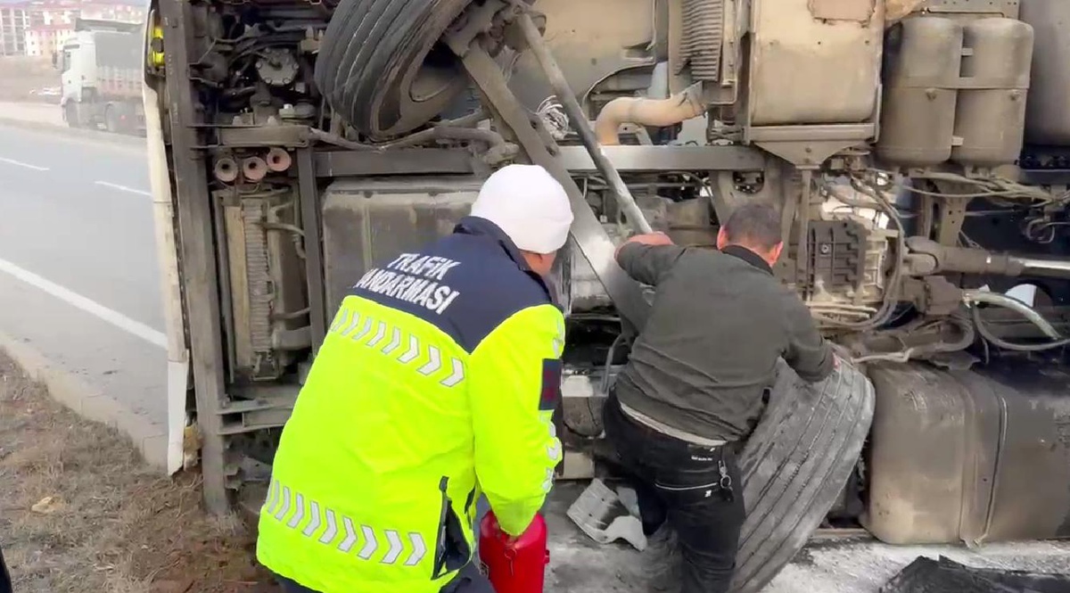 [YEREL / KAMU · Afyonkarahisar · Emirdağ] Afyonkarahisar'da Devrilen Tırda Yangın Çıktı