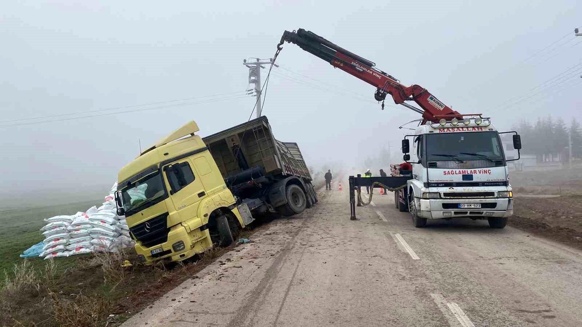 [YEREL / KAMU · Afyonkarahisar · Emirdağ] Afyonkarahisar'da Gübre Yüklü Tır Şarampole Devrildi, Sürücü Yaralandı