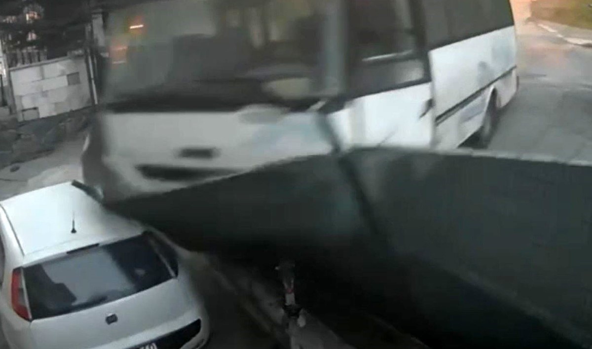 Arnavutköy'de freni boşalan midibüs iki katlı evin bahçesine daldı, kimse yaralanmadı