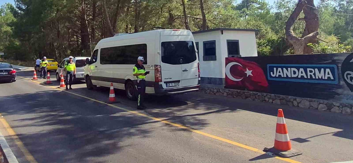 Muğla'da denetimlerde 22 bin 72 araç kontrol edildi, 233 araç trafikten men edildi