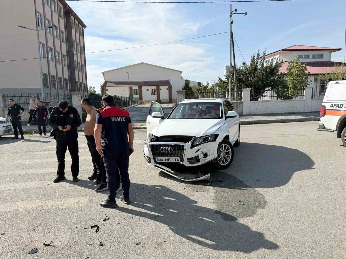 Iğdır'da iki otomobilin karıştığı kazada 2 sürücü hafif yaralandı