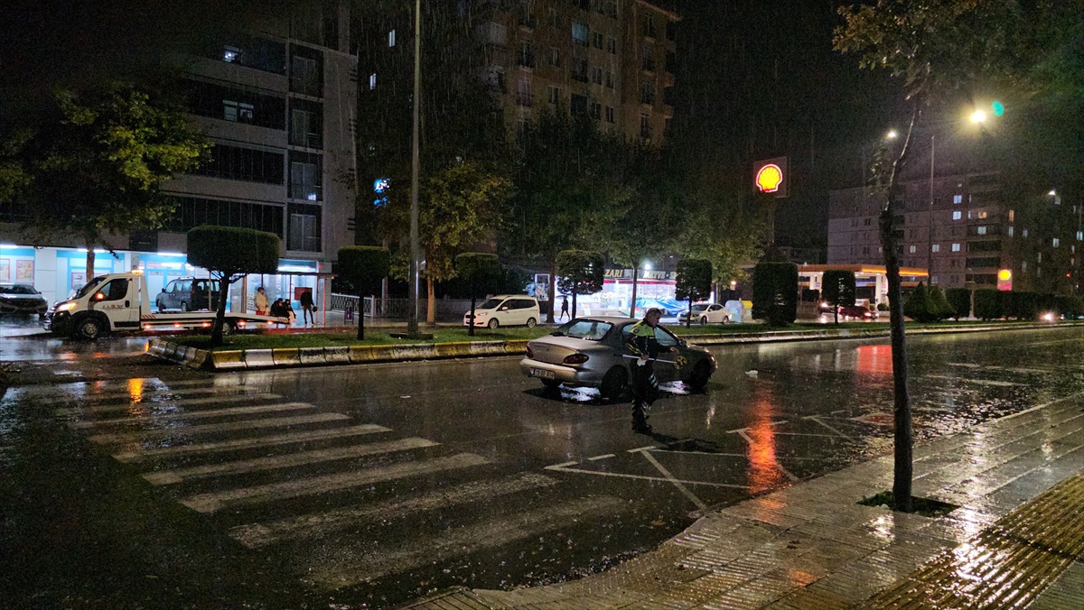 Çorum'da yolun karşısına geçen kişi otomobil çarpması sonucu öldü, eşi ağır yaralandı