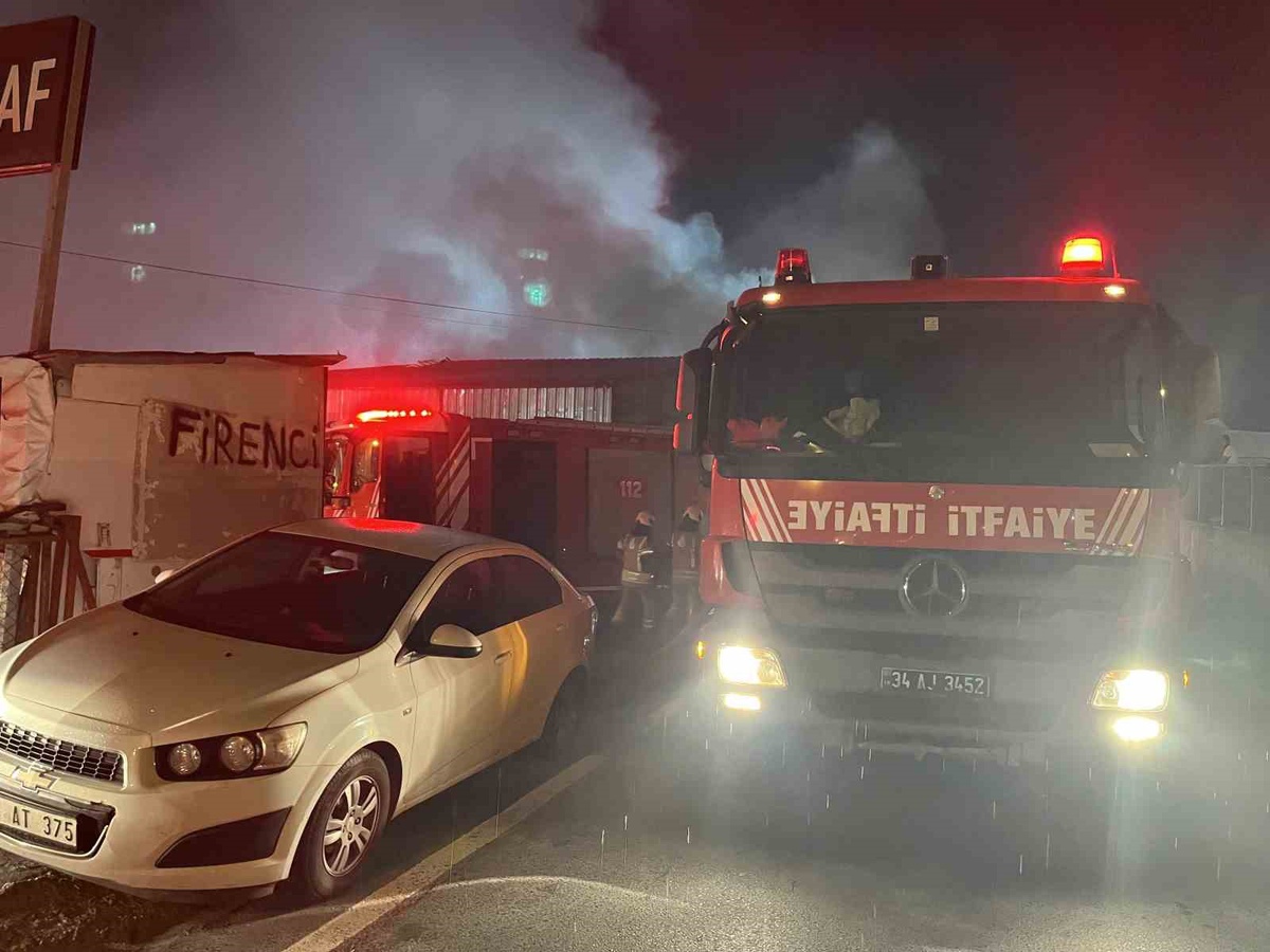 Esenyurt'ta yorgan üretilen tekstil iş yerindeki yangın itfaiyece söndürüldü