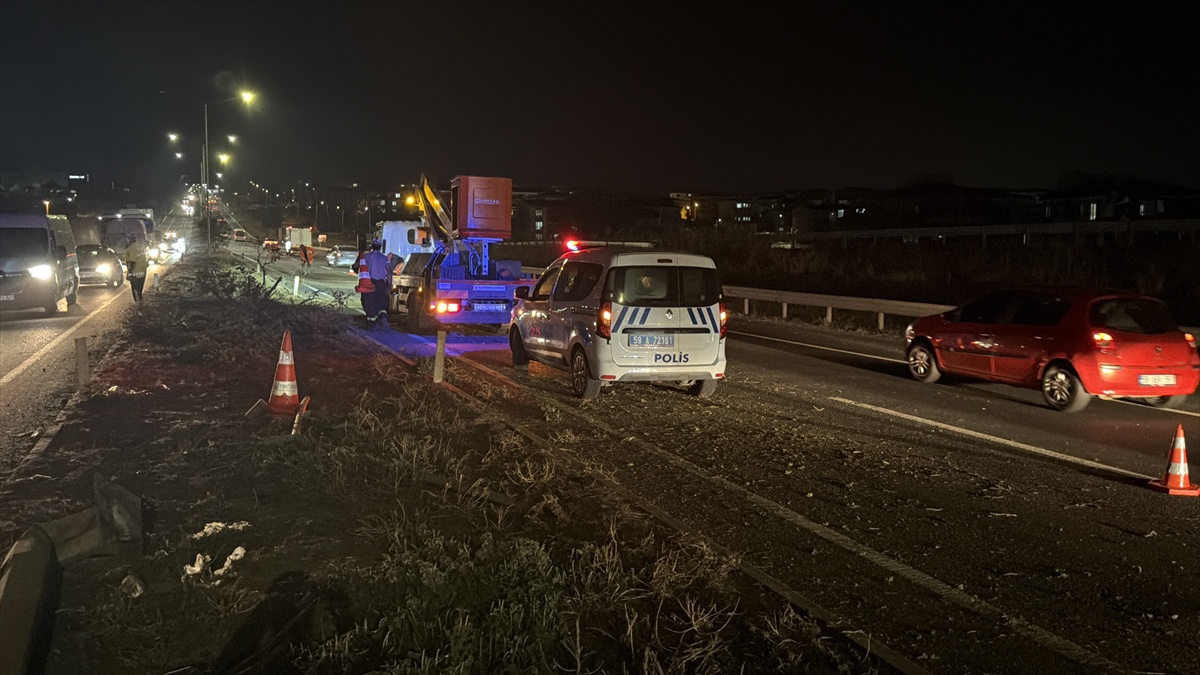 Tekirdağ'da otomobil refüj ve aydınlatma direklerine çarptı, sürücü ağır yaralandı