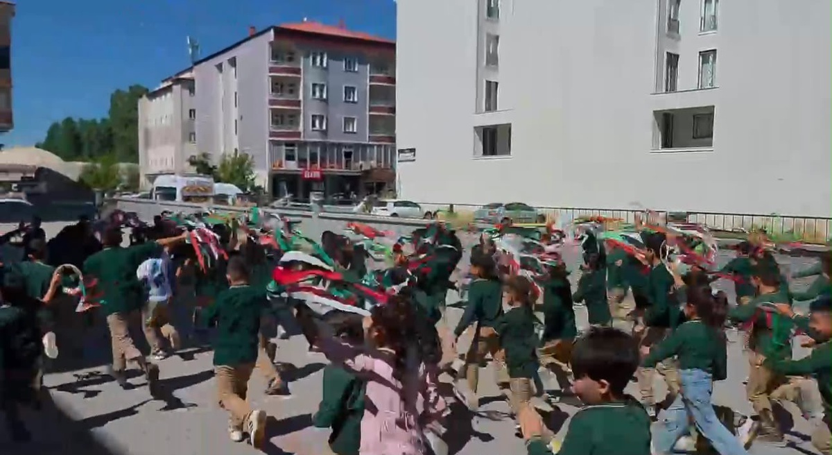 [BELEDIYE · Ağrı] Ağrı’da "Uçurtmalar Vurulmasın, Gökyüzü Çocuklara Kalsın" etkinliği düzenlendi