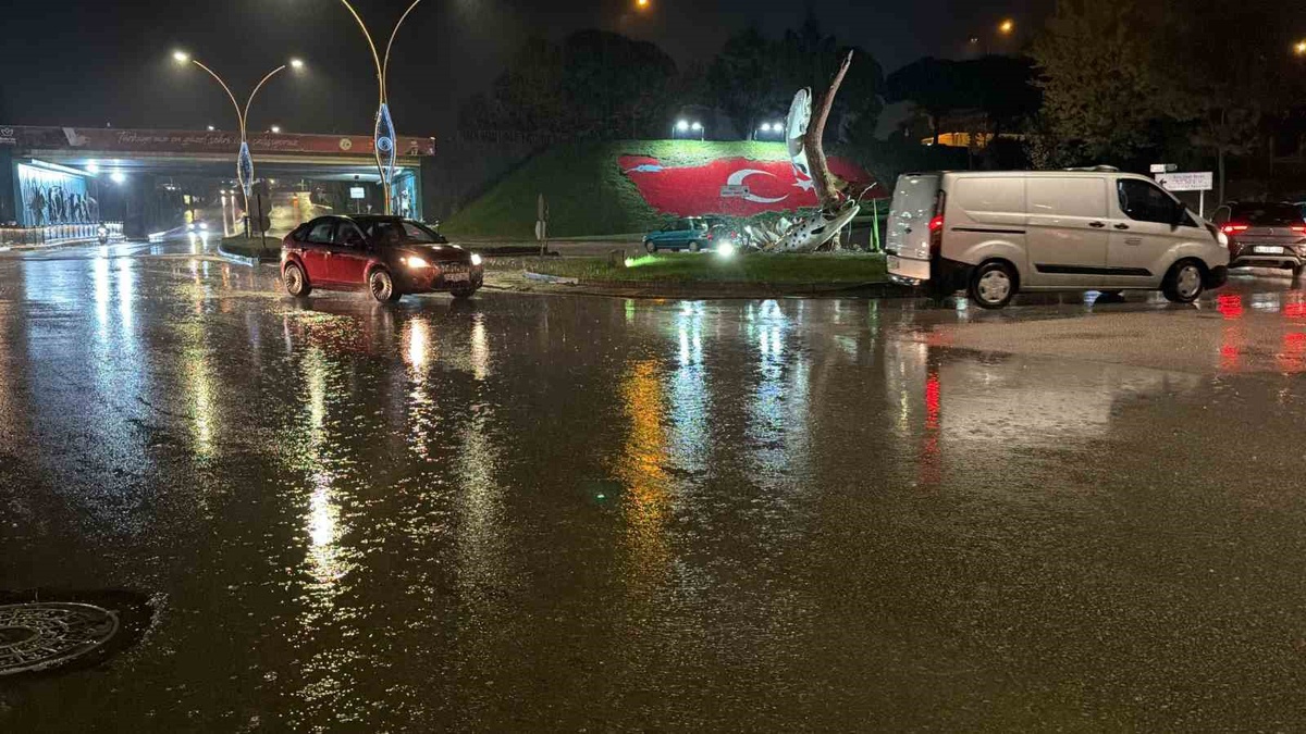 Bolu'da gök gürültülü sağanak kent merkezini ve Göynük Panayırı'nı olumsuz etkiledi