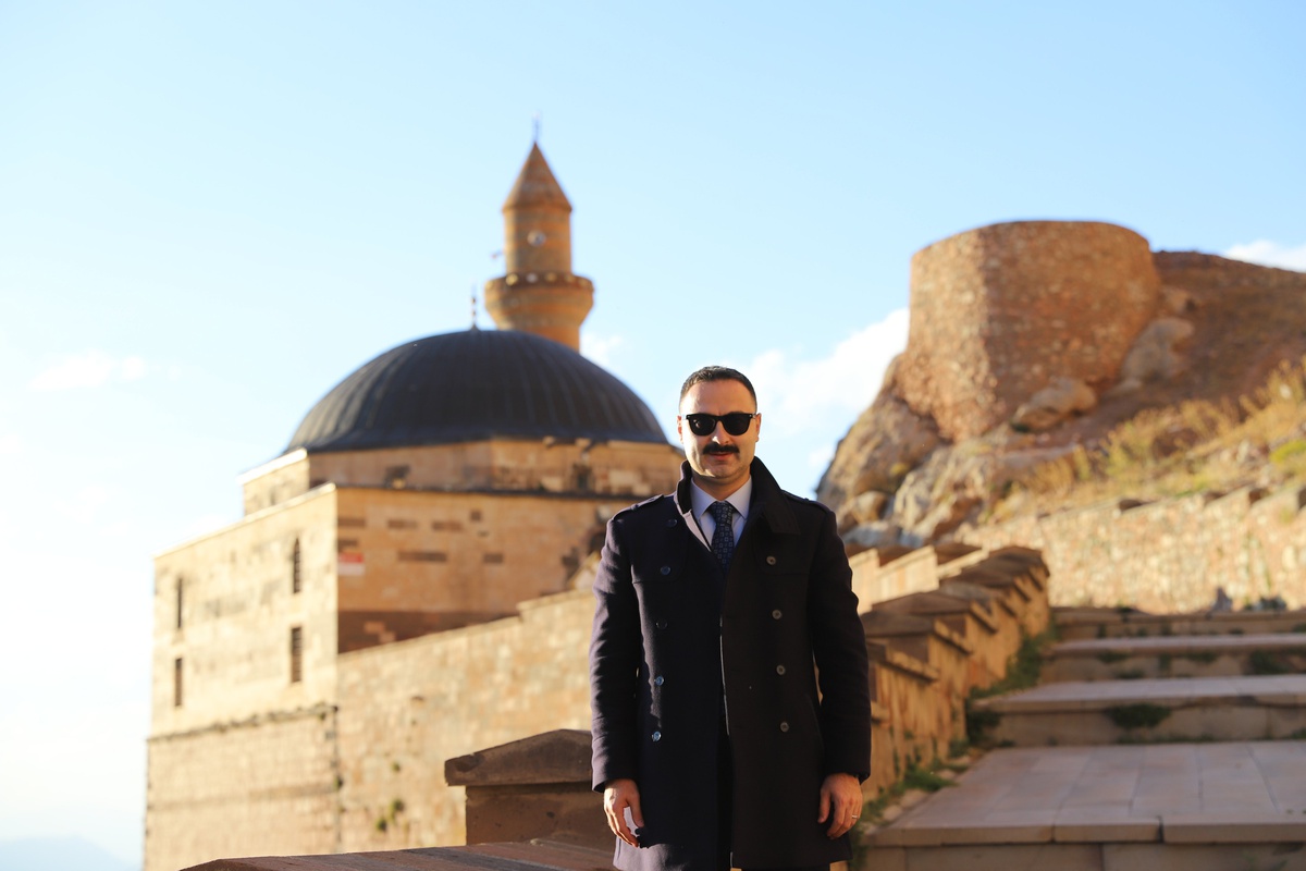 [YEREL / KAMU · Ağrı · Doğubeyazıt] Doğubayazıt Kaymakamı Mustafa Ayvat, tarihi Eski Bayezid Camii'nde incelemede bulundu