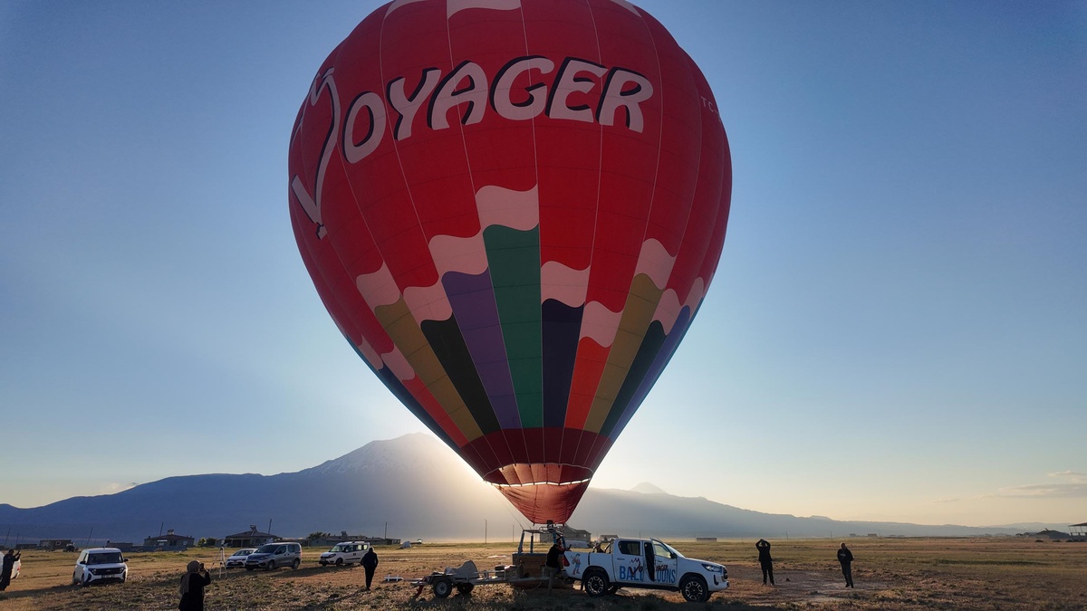 [BELEDIYE · Ağrı · Doğubeyazıt] Ağrı Dağı eteklerinde sıcak hava balonuyla uçuş yapıldı