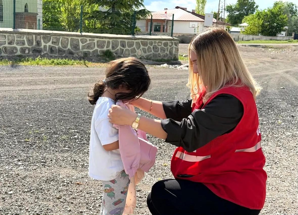 [BELEDIYE · Ağrı · Doğubeyazıt] Kızılay'dan çocuklara yardım eli
