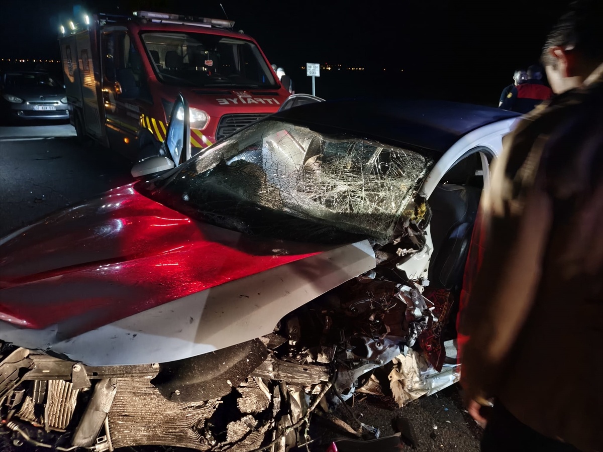 [YEREL / KAMU · Ağrı · Eleşkirt] Ağrı'da 2 otomobilin çarpışması sonucu 6 kişi yaralandı