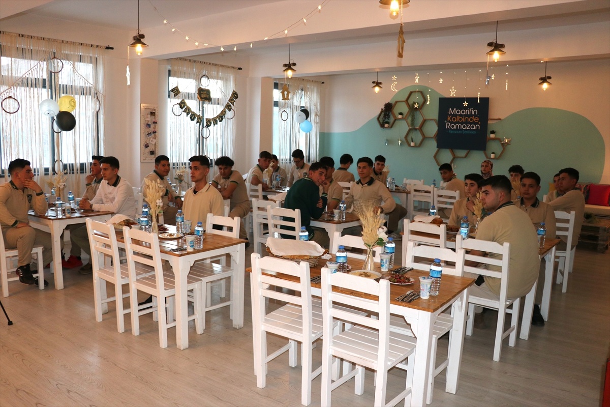 [YEREL / KAMU · Ağrı · Eleşkirt] Ağrı Valisi Bozkurt, atık malzeme kullanılarak oluşturulan restoranda öğrencilerle iftar yaptı