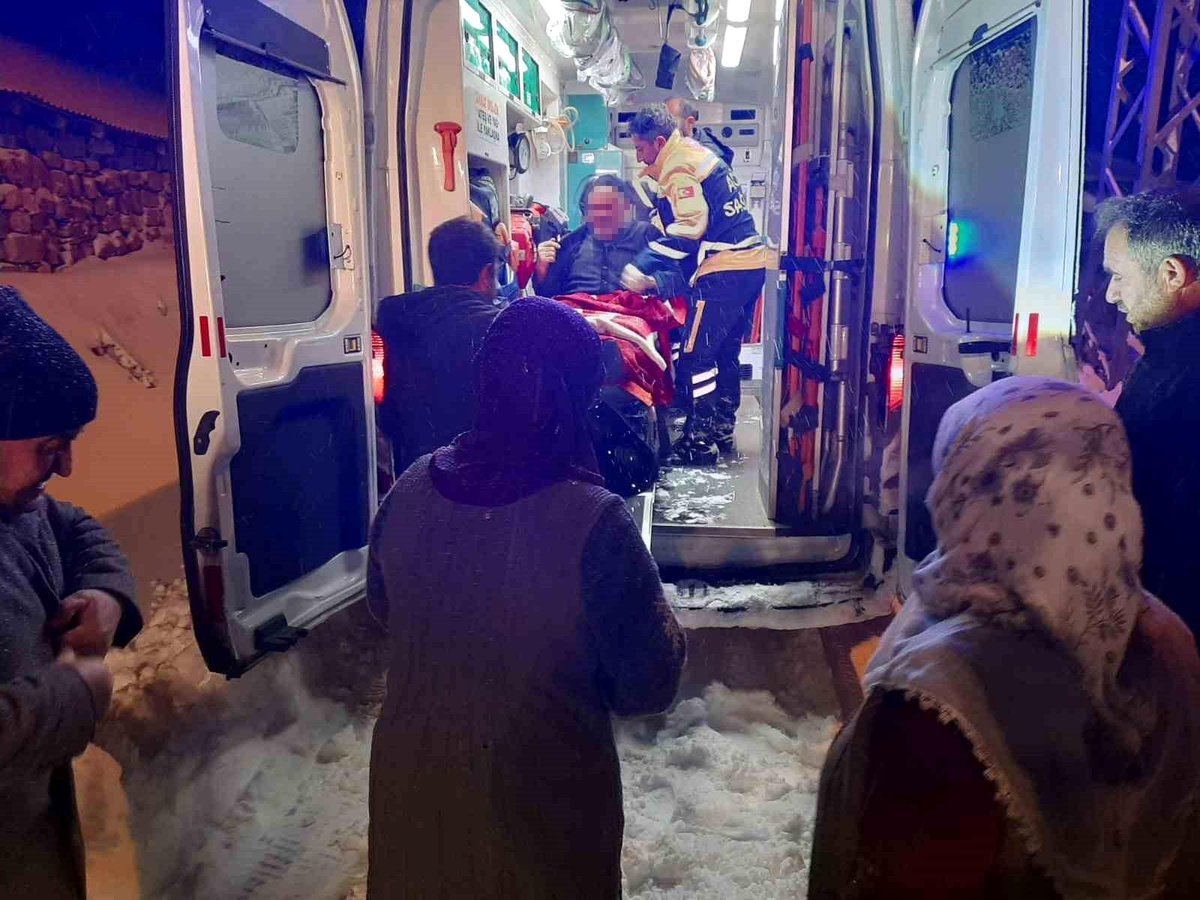 [YEREL / KAMU · Ağrı · Eleşkirt] Ağrı'da kar nedeniyle yolu kapanan köyde mahsur kalan 71 yaşındaki hasta için ekipler seferber oldu