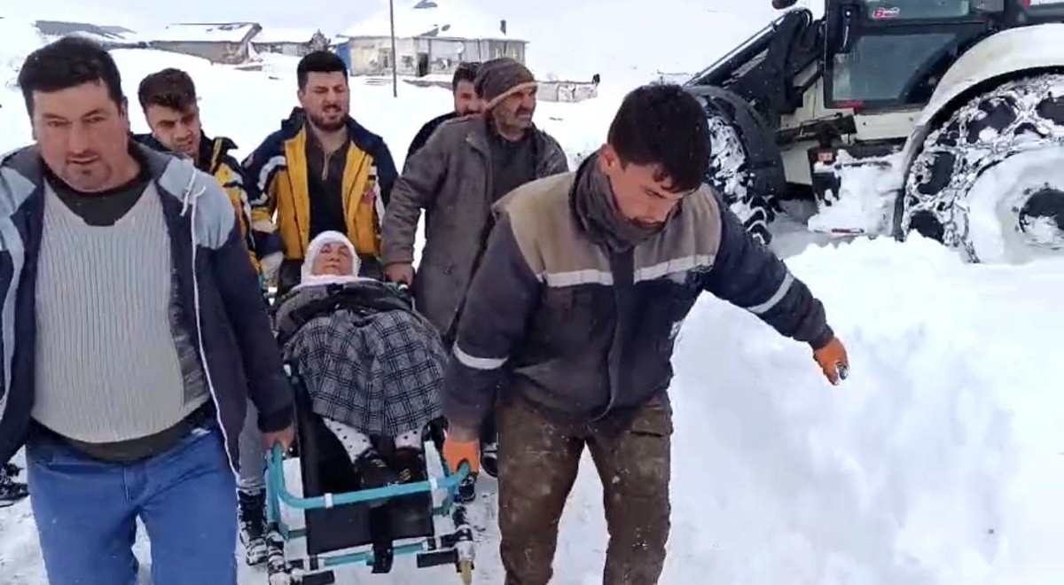 [YEREL / KAMU · Ağrı · Hamur] Yolu kapanan köyde mahsur kalan hasta 4 saatlik çalışmayla kurtarıldı