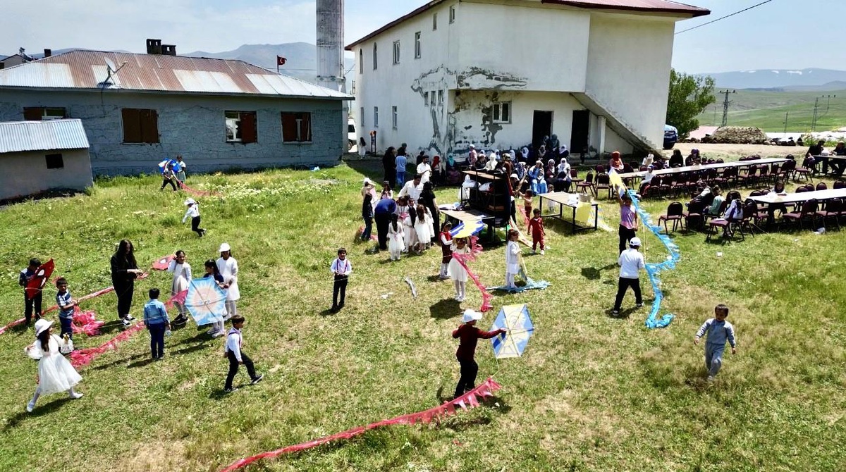 [YEREL / KAMU · Ağrı · Hamur] Ağrı'da İlk Uçurtma Şenliği Coşkuyla Kutlandı