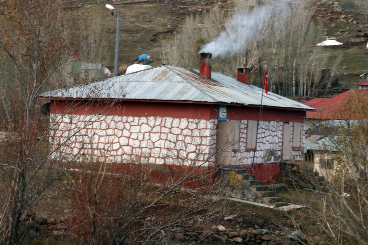 [YEREL / KAMU · Ağrı · Hamur] Köyün tek öğretmeni çocukları geleceğe hazırlıyor