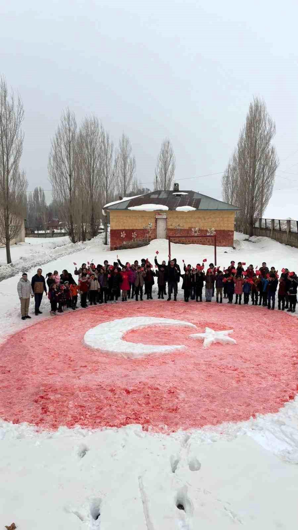 [BELEDIYE · Ağrı · Taşlıçay] Öğrenciler kardan Türk bayrağı yaptı