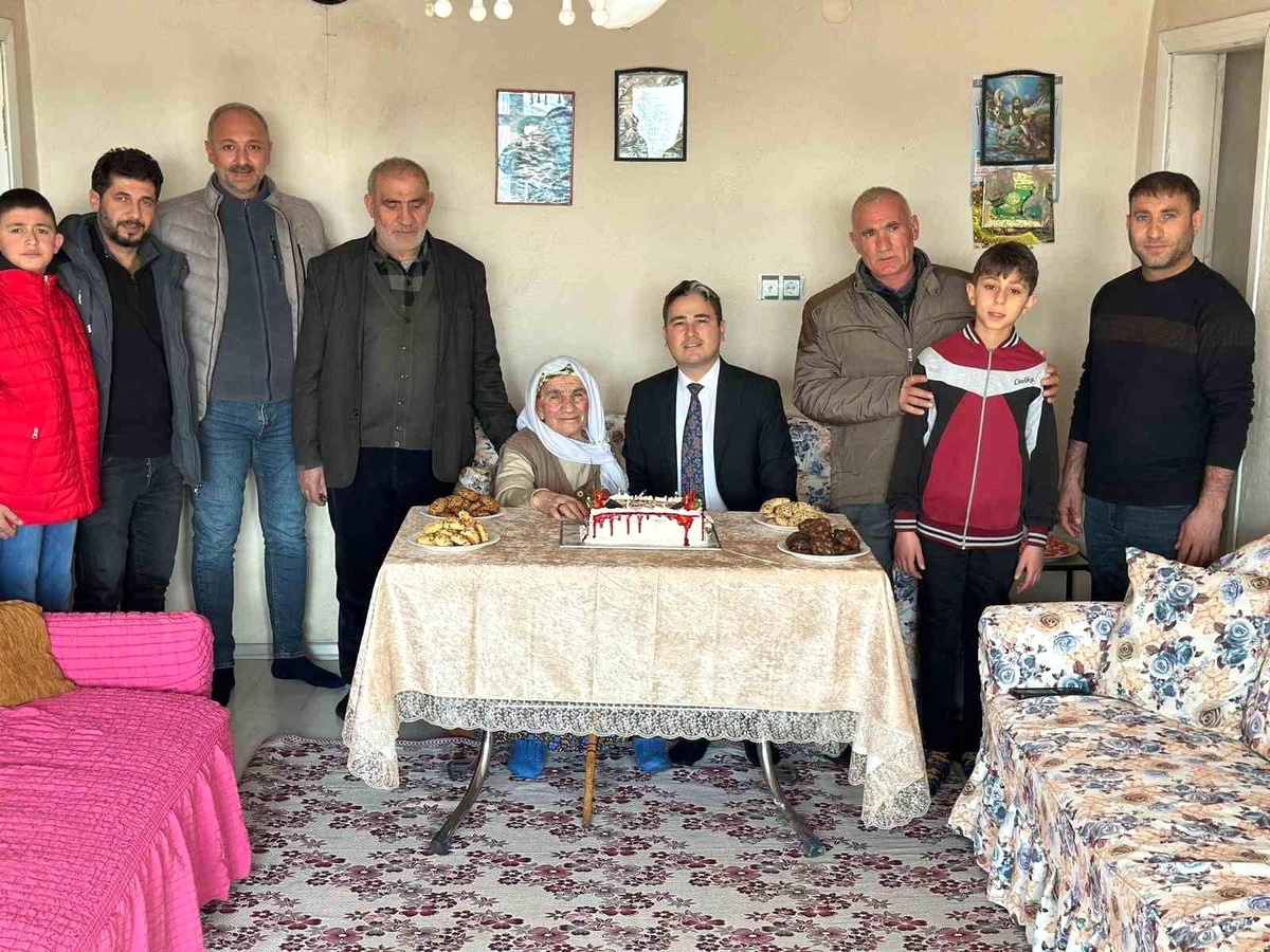 [BELEDIYE · Ağrı · Taşlıçay] 89 Yaşındaki Hanım Demir'e Sürpriz Doğum Günü Kutlaması