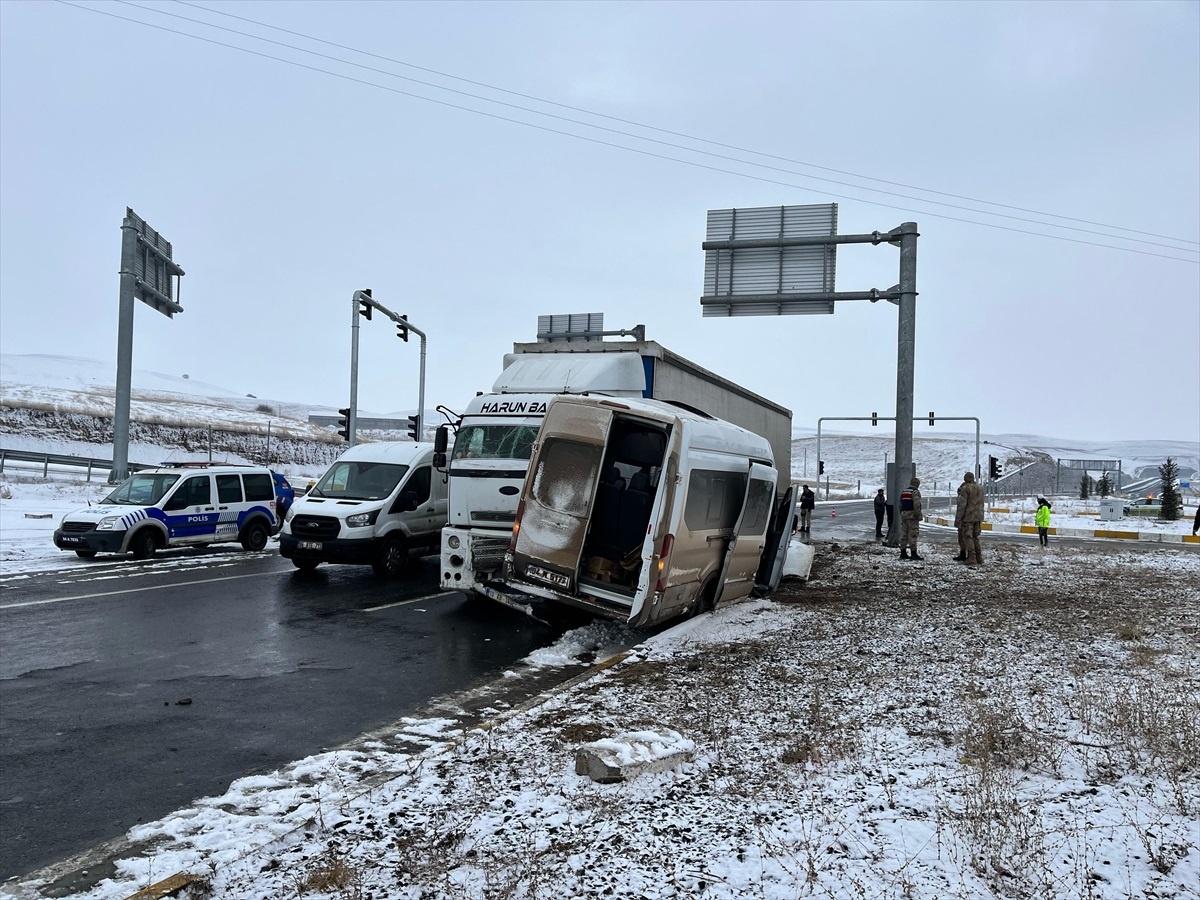[BELEDIYE · Ağrı · Tutak] Ağrı'da Tır ile Minibüs Çarpıştı: 8 Yaralı